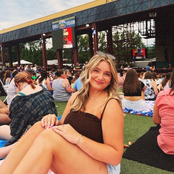 Meet your Posher, Liv - Picture 2 of 2